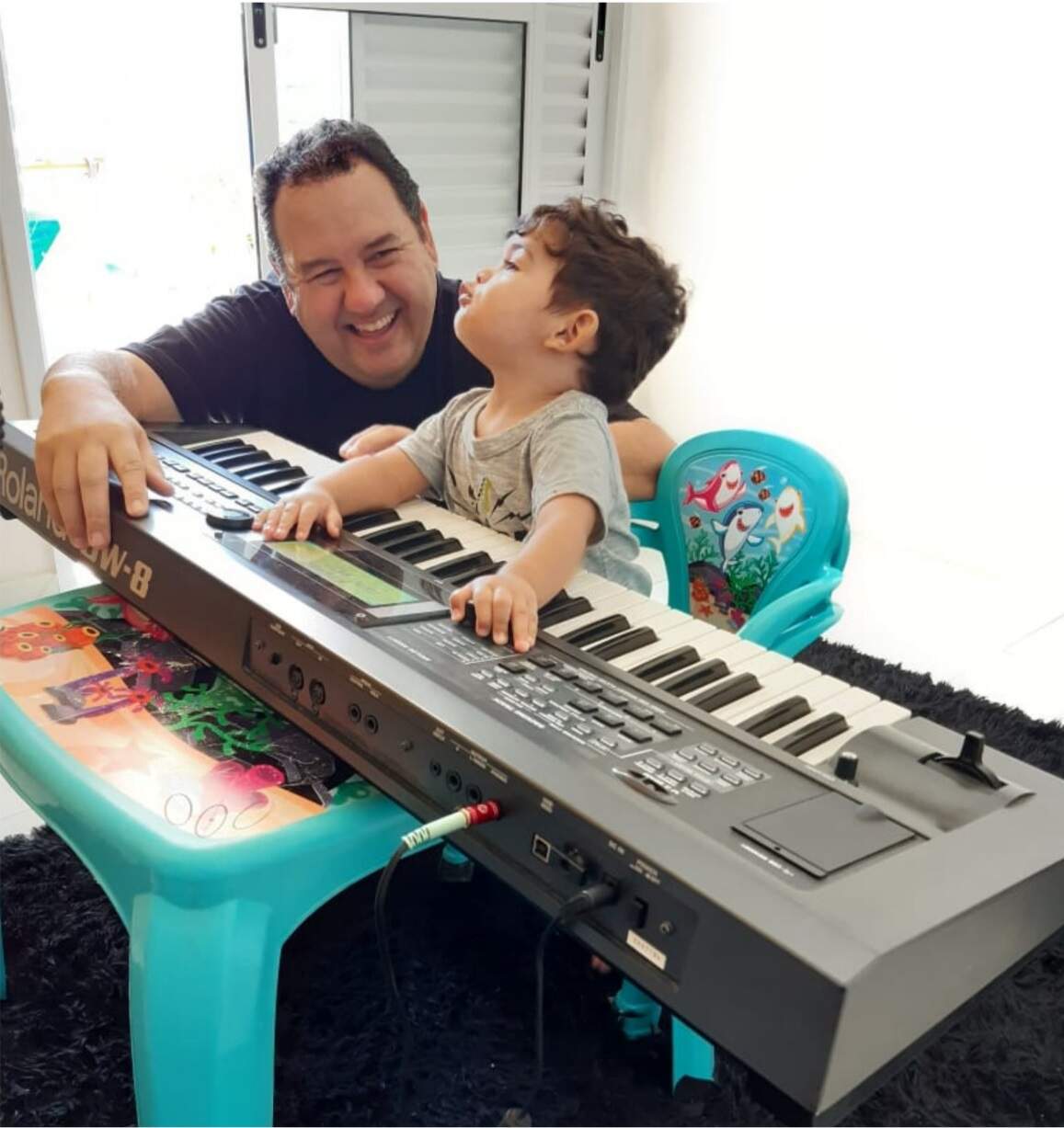 Leandro compartilhando com o filho Matheus uma de suas paixões: a música