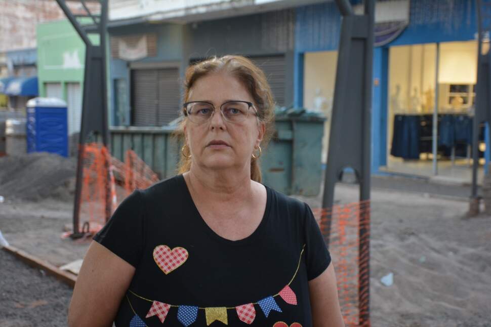 Rosangela Cristóvão, dona de uma loja de fantasias, diz que comerciantes já nem tocam mais no assunto da reforma (crédito: André Fleury Moraes)