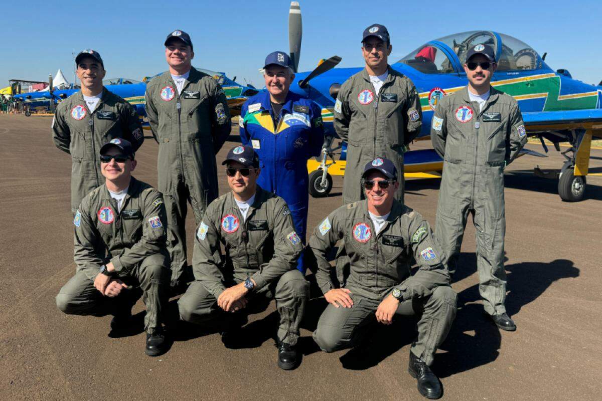 Pilotos com o senador Marcos Pontes (ao centro, de azul)