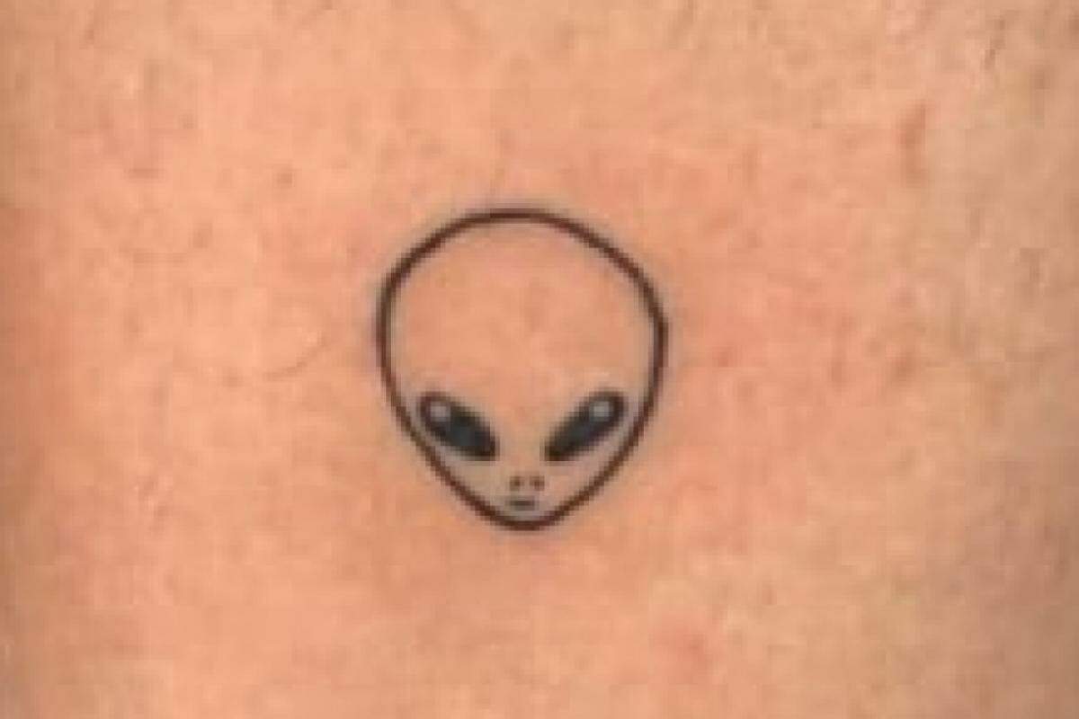 A tatuagem, semelhante a esta, ajudou os PMs a reconhecê-lo