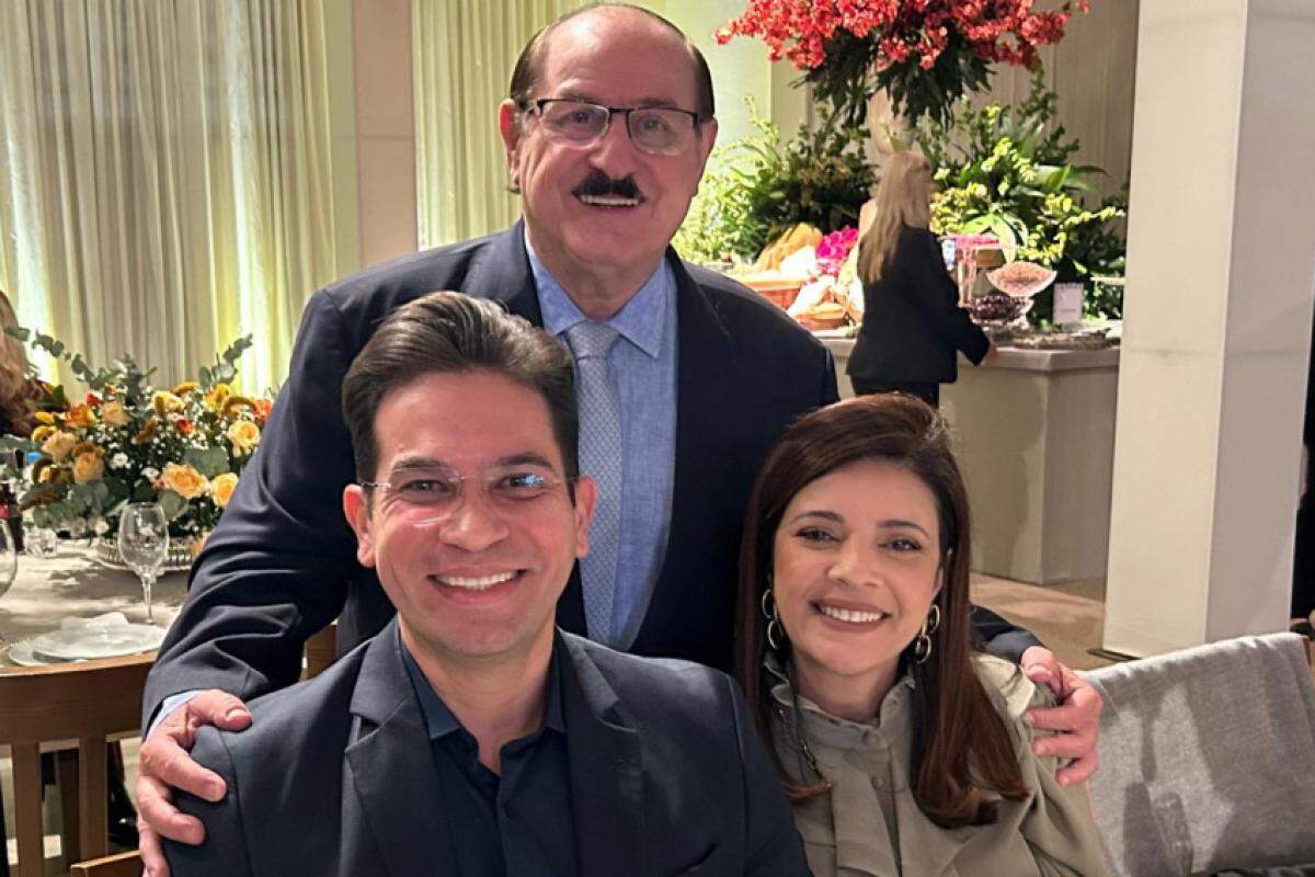O diretor executivo da Record Interior SP Adriano Freitas e sua esposa, Viviane, fizeram questão de abraçar o gerente do Grupo Hipersaude, senhor Galli