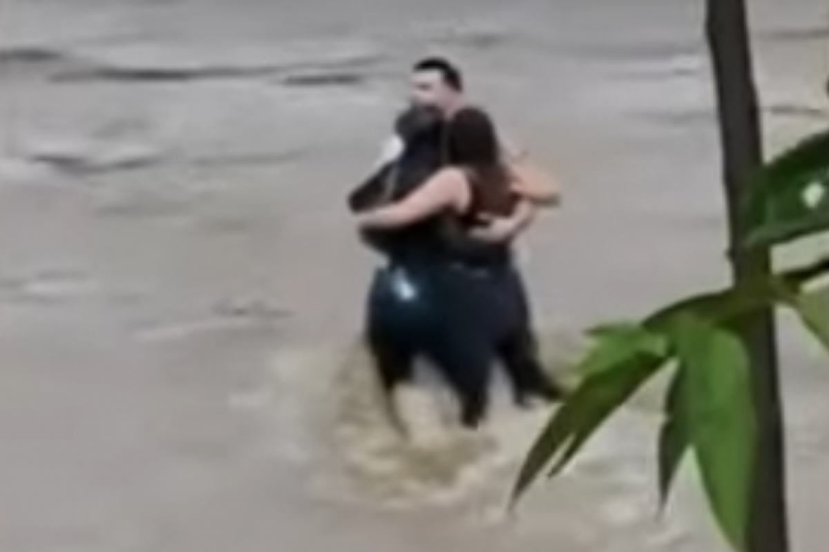 Amigos se abraçam antes de serem levados por correnteza; VÍDEO