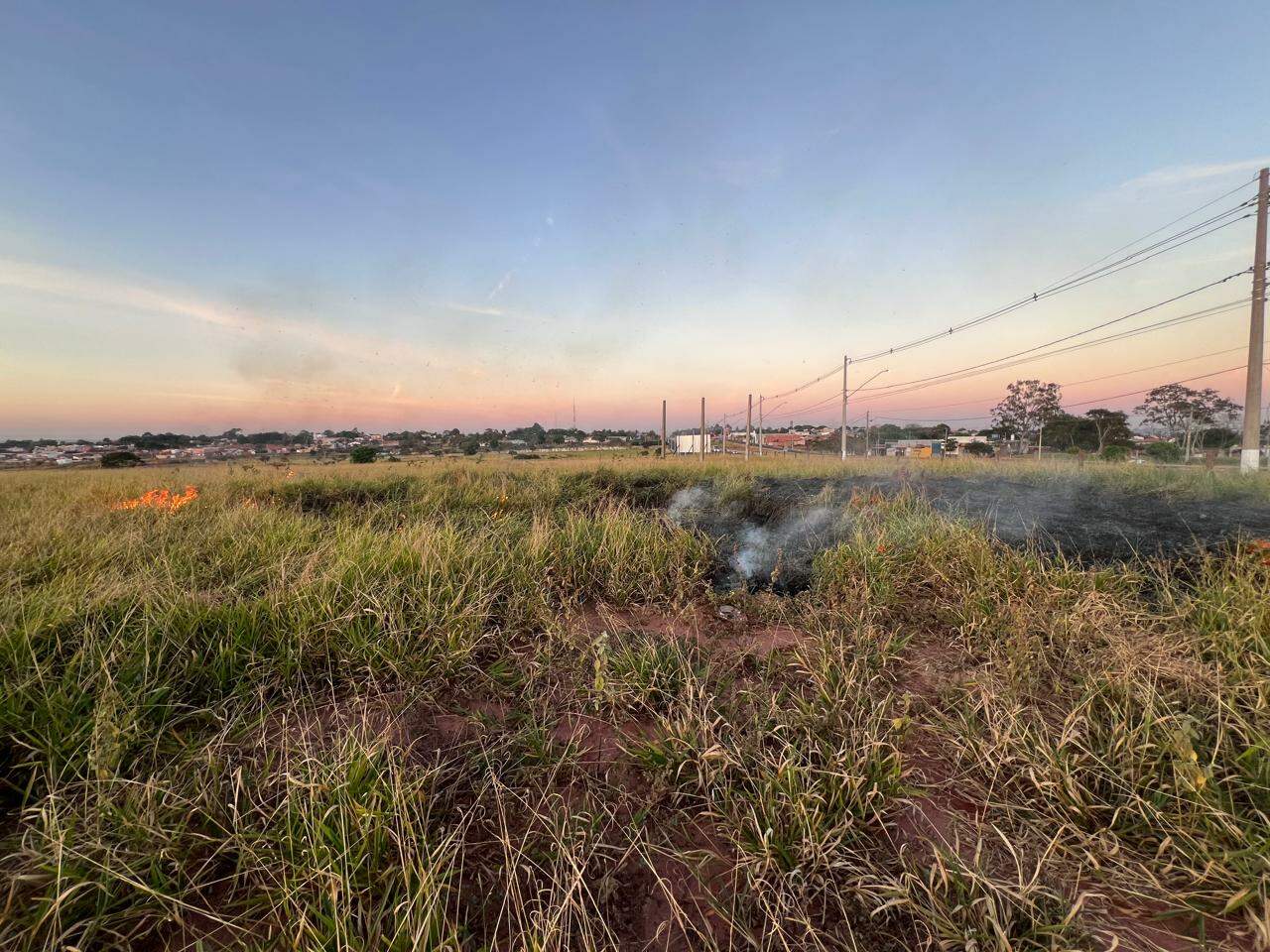 No domingo também houve queimada na área de vegetação situada na entrada do bairro Vargem Limpa, às margens da rodovia Cezário José de Castilho (SP-321), a Bauru-Iacanga.