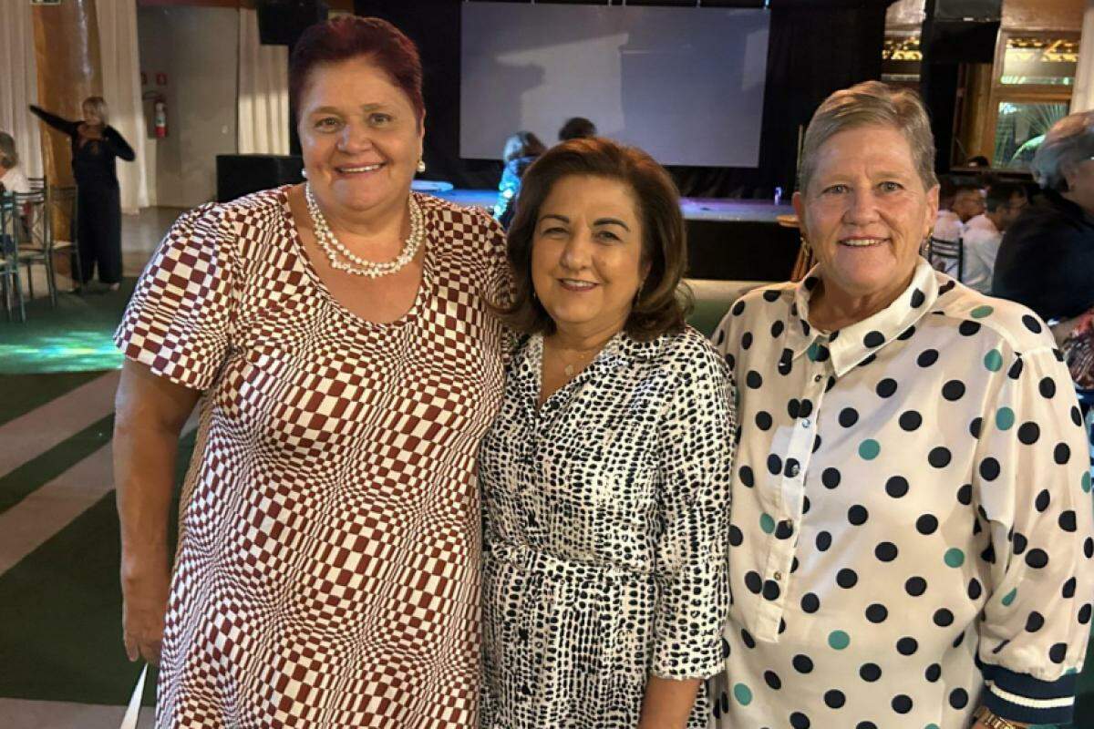 Elas são pura alegria e simpatia: irmãs Beretta, Paula e Marina e a empresária Dora Bittar formaram uma das mesas animadas do evento