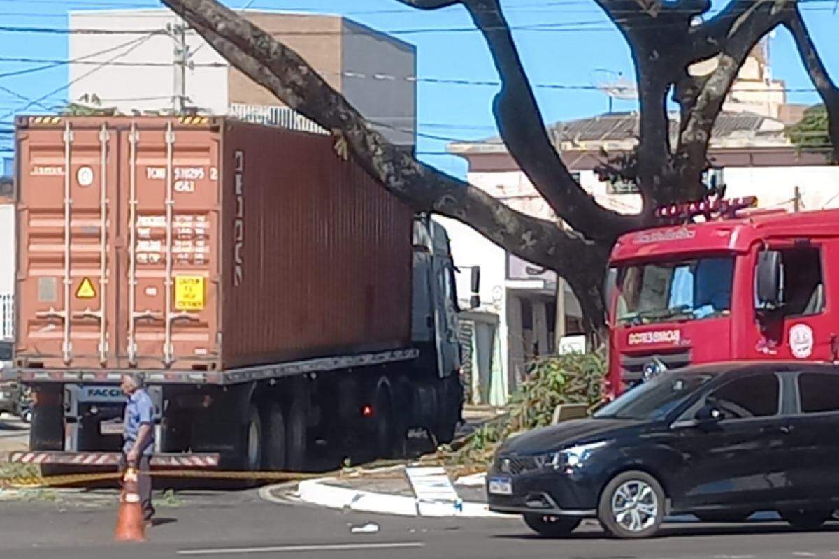 Caminhão travado em galho de árvore na rua Acre, em Franca