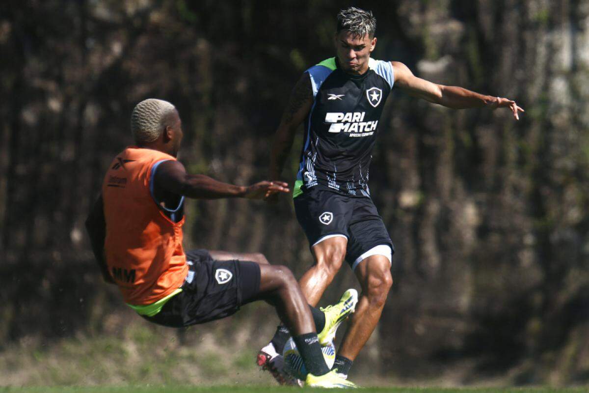 Patrick de Paula e Mateo durante treino do Botafogo, no Rio