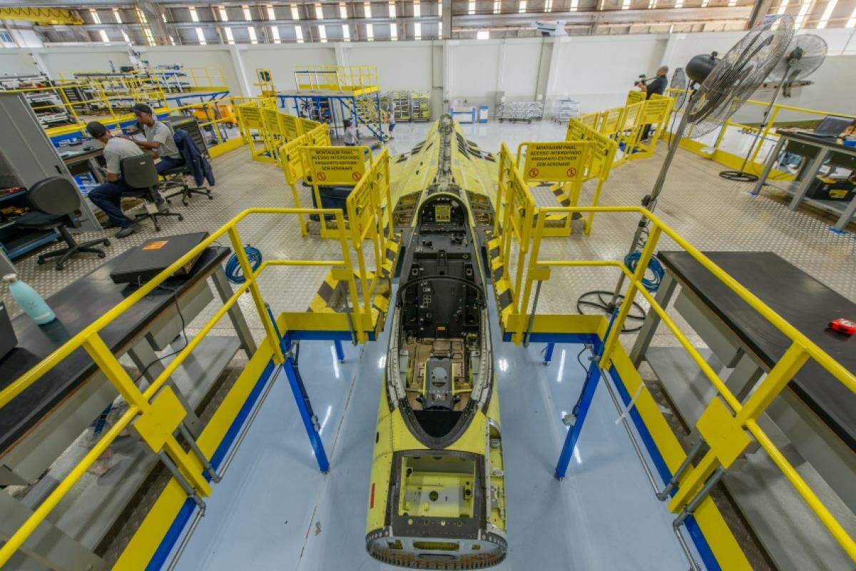 Fuselagem do primeiro caça Gripen produzido no Brasil na montagem final