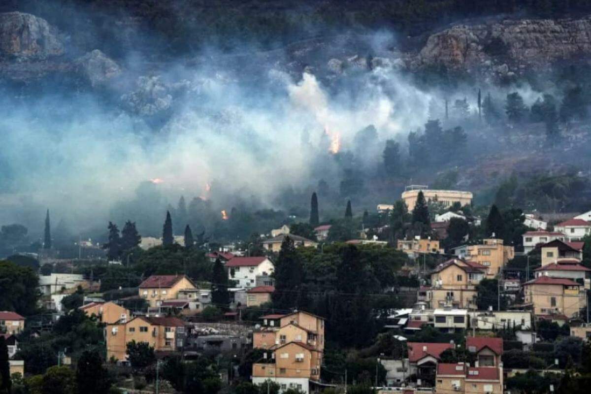 Segundo o Exército israelense, a maioria dos projéteis, disparados em duas rodadas, caiu em terrenos baldios no norte do país e causou incêndios