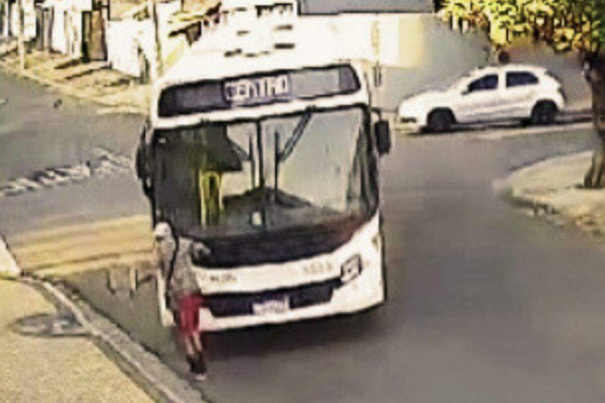 O homem foi atropelado no momento em que que o ônibus acessava a via