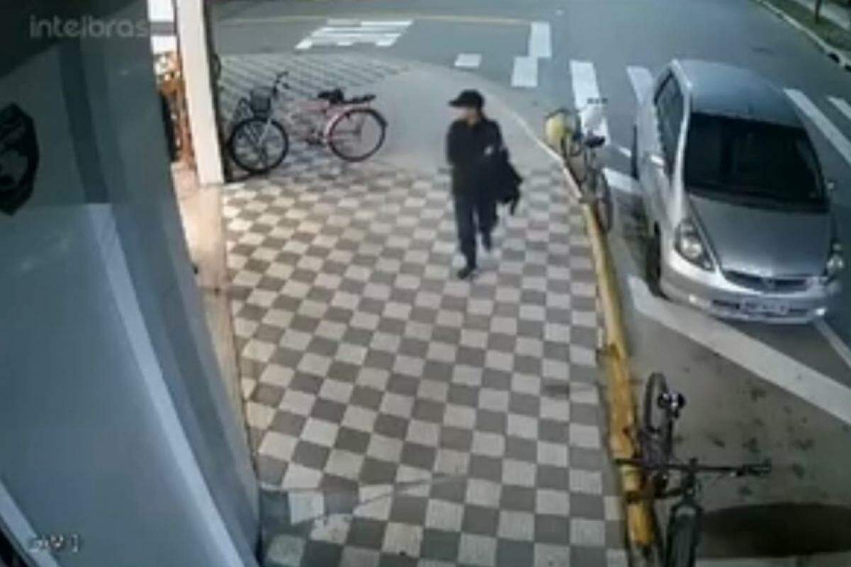 Homem se prepara para furtar bicicleta