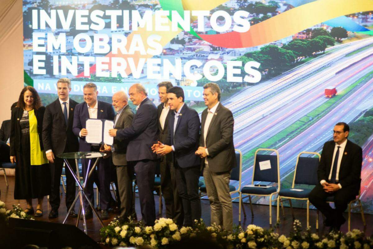 Anderson Farias (dir.) em evento com o presidente Lula e seis ministros