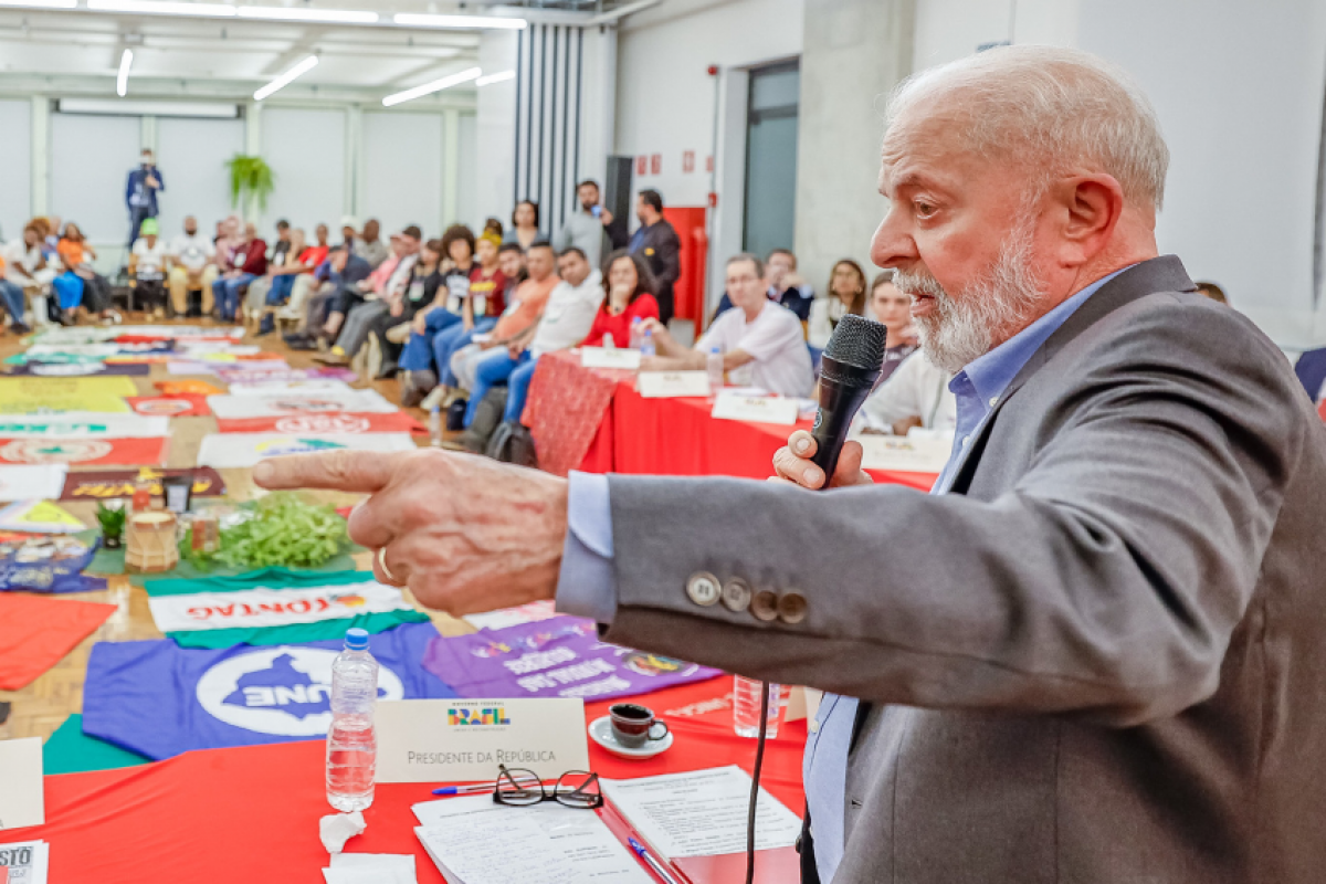 Lula (PT) se reuniu com representantes de 70 movimentos sociais nesta sexta-feira (19) na capital paulista 