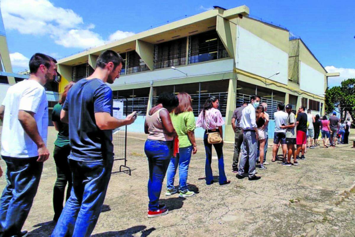 Eleitores aguardando para votar em Piracicaba