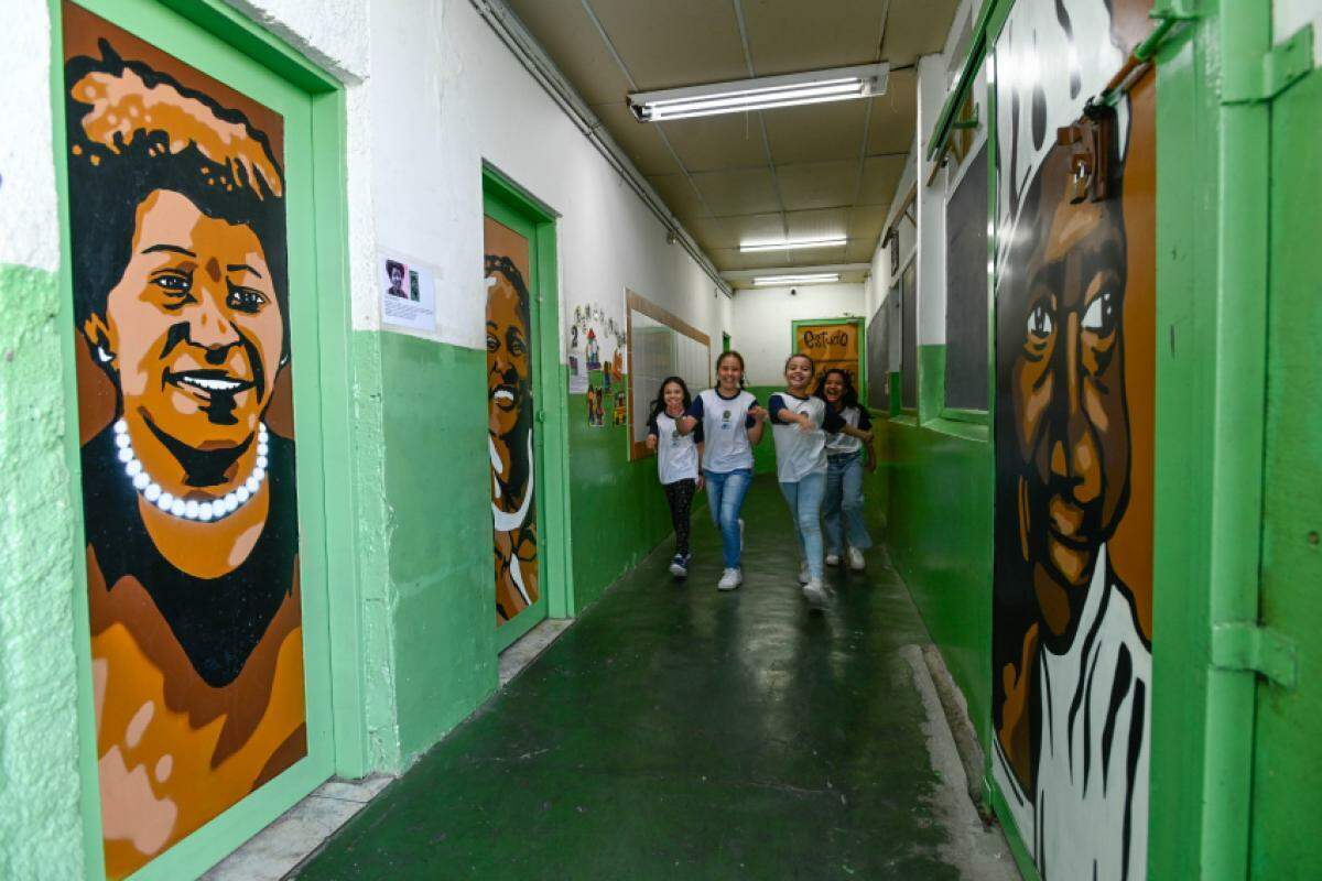 Estudantes pintaram portas das salas para homenagear mulheres negras