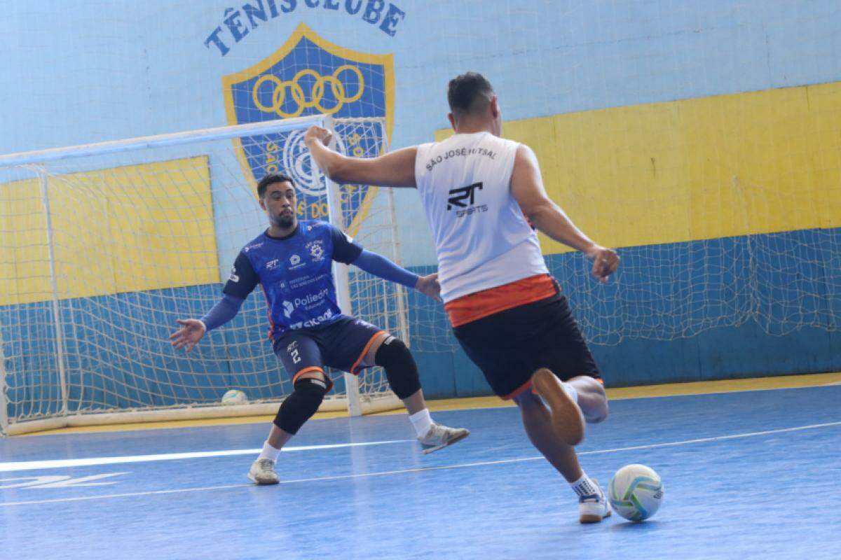 Jogadores do São José Futsal durante treino no Tênis Clube