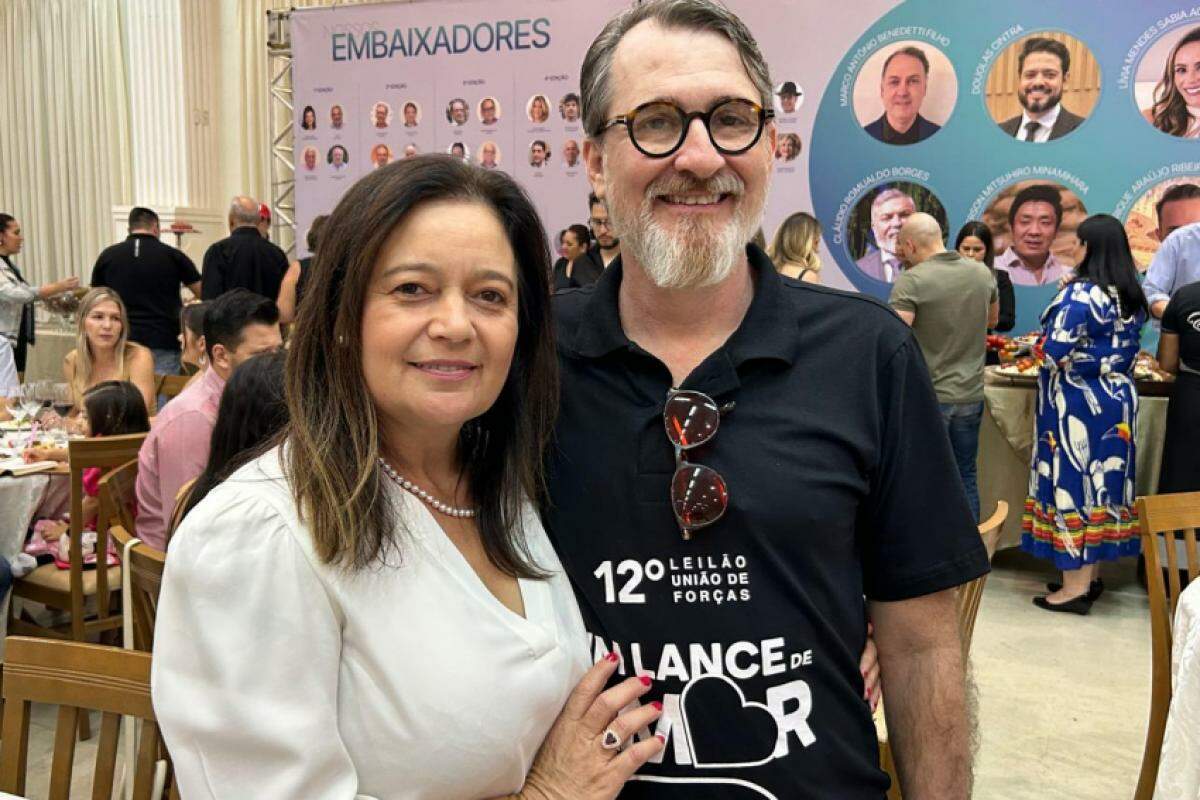 Presidente Apae, Paulo Henrique Ferreira, comemora o sucesso do Leilão 2024 em prol da entidade ao lado da esposa, Regina Eva