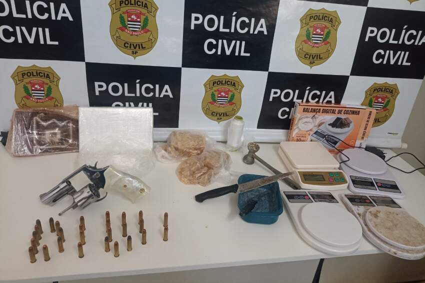 Drogas, arma, munições e balanças apreendidas na casa da investigada