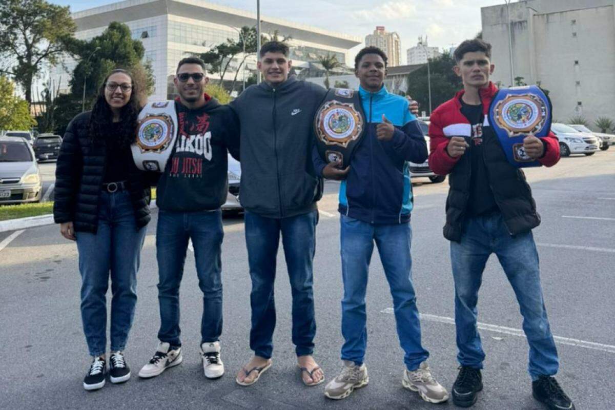 Jovens de Birigui com os cinturões do campeonato realizado em São Bernardo