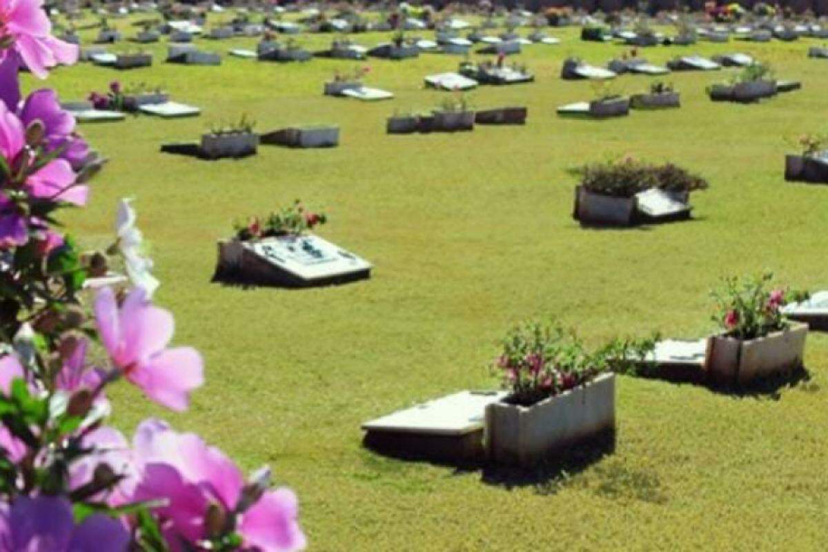Lápides cemitério Jardim das Oliveiras, em Franca