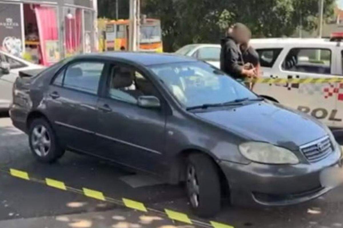 Carro roubado pelos suspeitos, que foram localizados pela Polícia Militar em Araçatuba, detidos e levados à delegacia para prestar depoimento