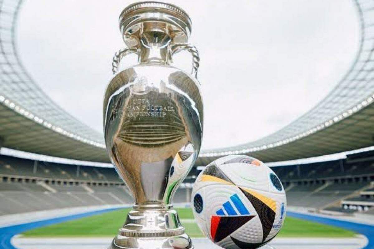 O troféu e a bola da Eurocopa