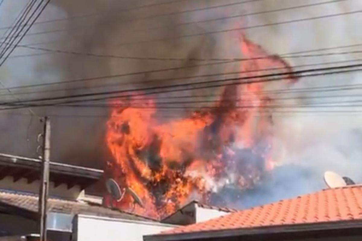 Fogo atingiu mata ao fundo de casas no Jardim Santa Mônica, em Franca: moradores suspeitam que o incêndio foi criminoso