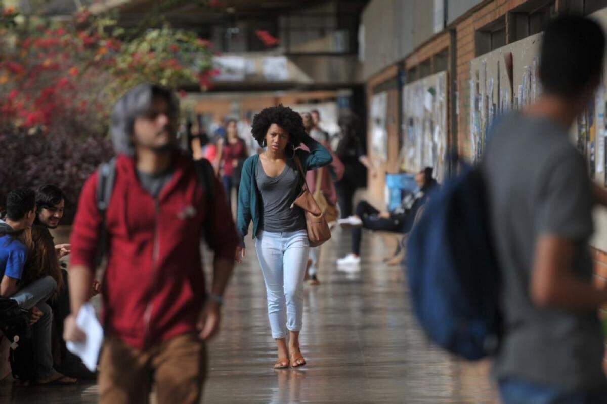 Norma prevê a concessão de bolsas a estudantes baixa renda da rede federal de ensino superior