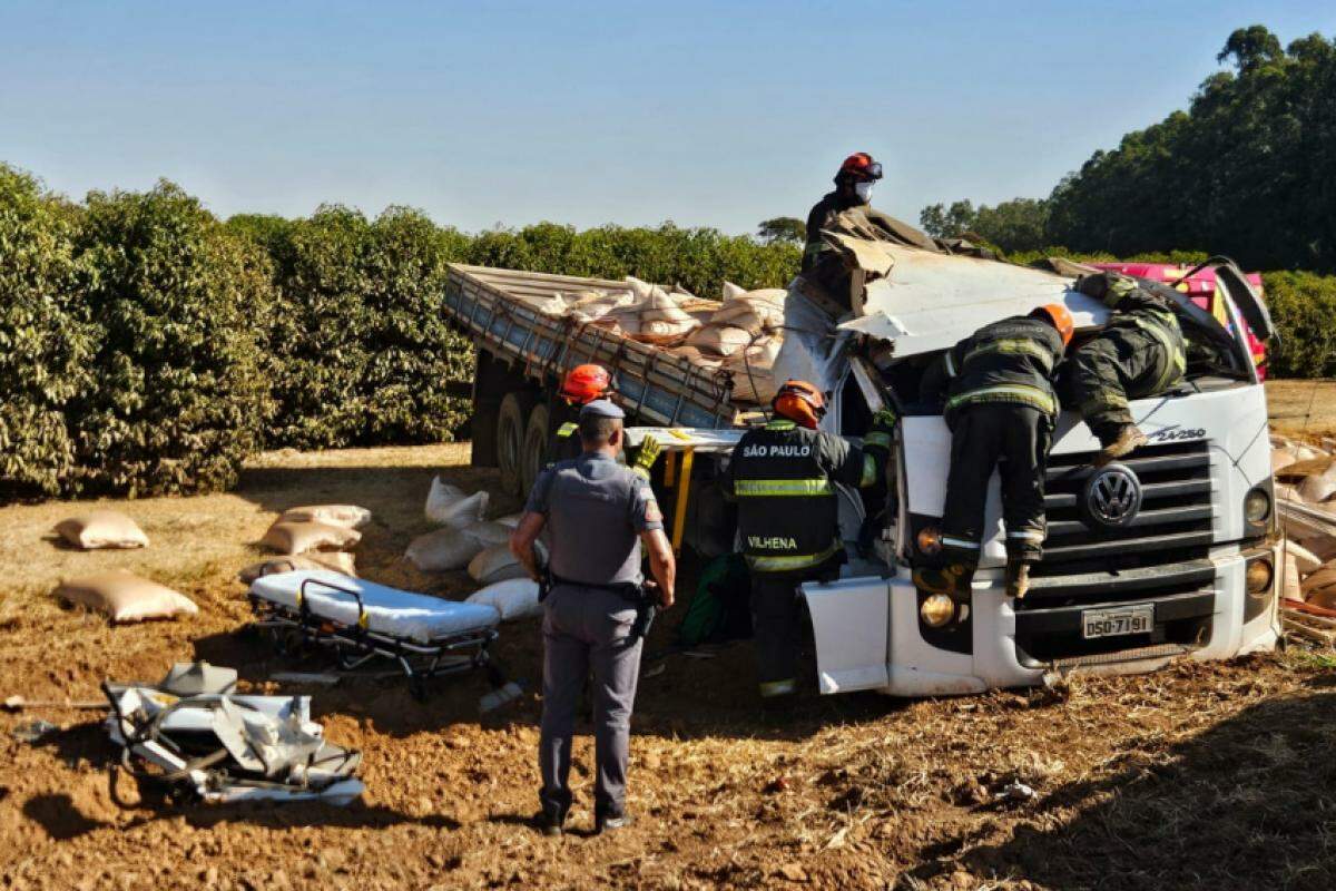 Motorista estava com uma carga de 14 toneladas de milho na carreta, perdeu o controle a tombou o veículo