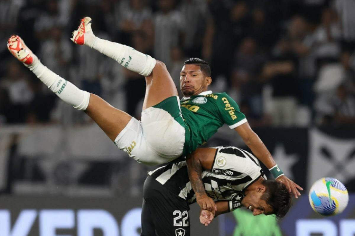 Rony, do Palmeiras, disputa bola com jogador do Botafogo