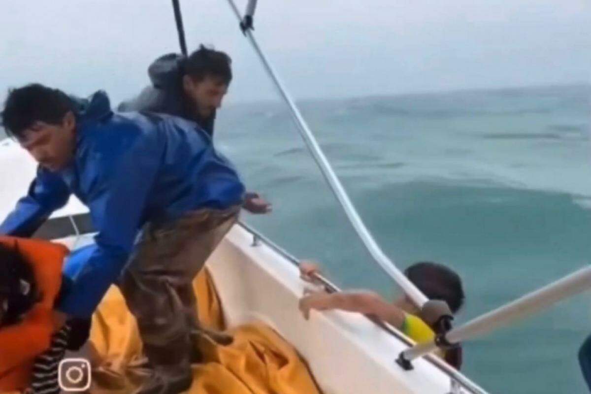 Vítimas foram socorridas no mar