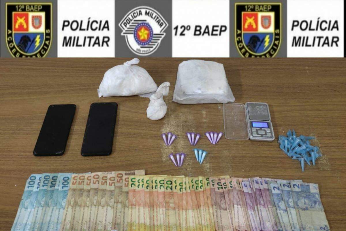 Além da droga, polícia encontrou também uma balança de precisão, dois smartphones e R$ 1.552 em dinheiro