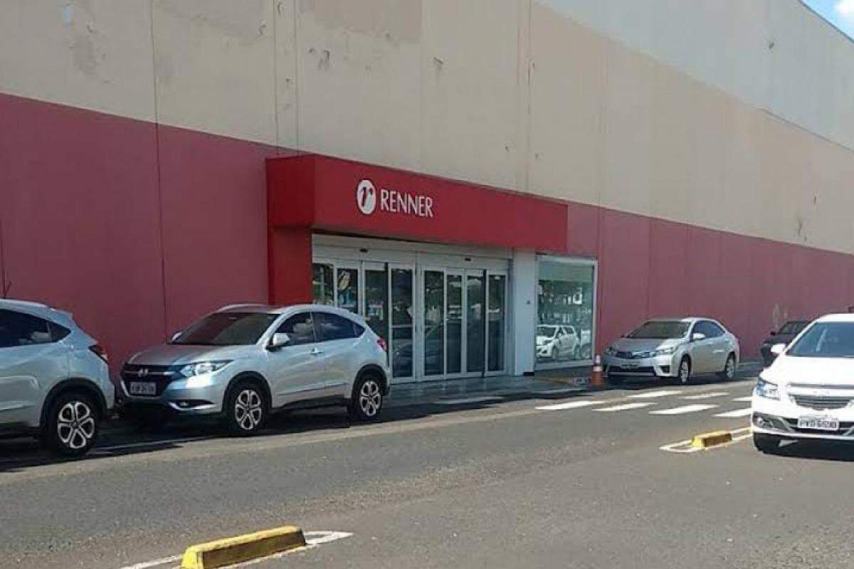 Saída das lojas Renner para o estacionamento do Franca Shopping, onde a mulher foi detida