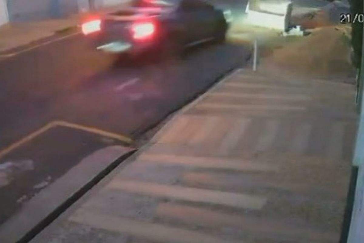 Caso aconteceu na Rua Capitão Anselmo, no bairro São José, em Franca: imagens mostram a caminhonete em alta velocidade