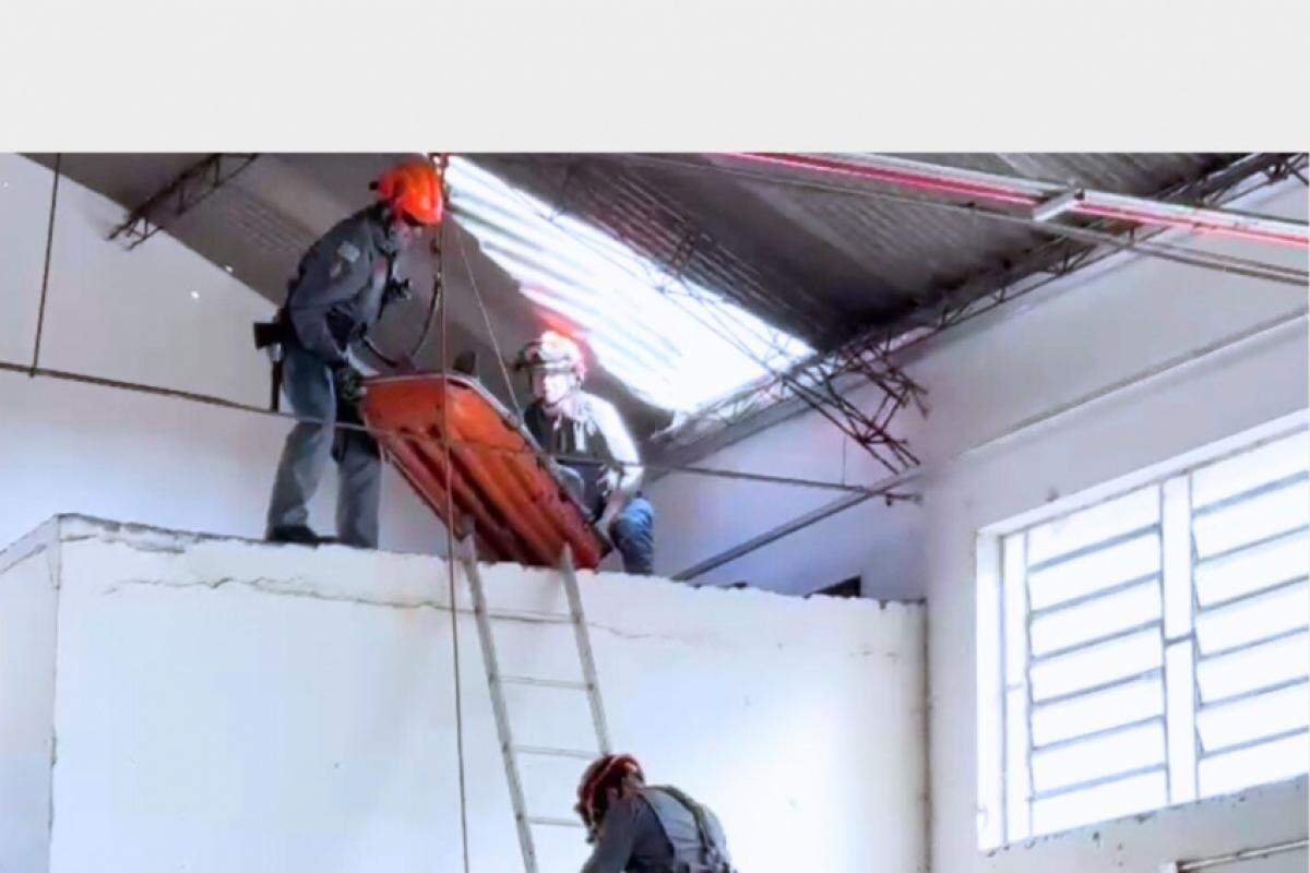 Bombeiros resgataram o pintor após o choque 