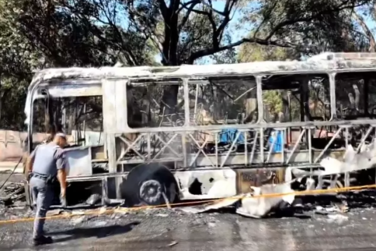 Ônibus foi incendiado na Estrada de Taipas, na zona norte de São Paulo