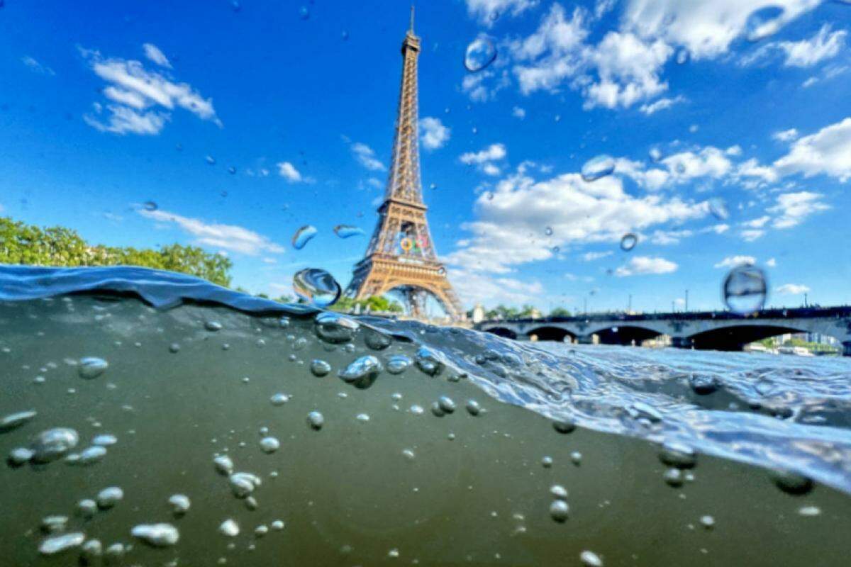 Vista subaquática da Torre Eiffel a partir do Rio Sena, em Paris, na França