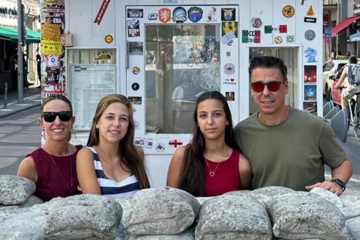 Helinho Garcia aproveita dias de descanso com a esposa Cristiane e as filhas Luma e Maitê. Na foto, a família em Berlim, no emblemático 'Checkpoint Charlie'