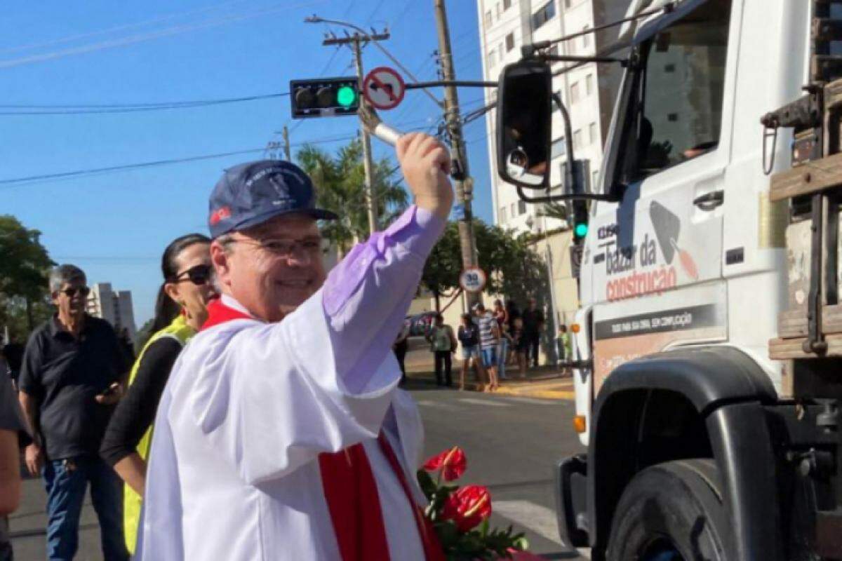 Pároco da São Cristóvão, Padre Marcos Pavan, lança água benta em veículos, cujos condutores são devotos do santo e seguiram em fila, no ano passado