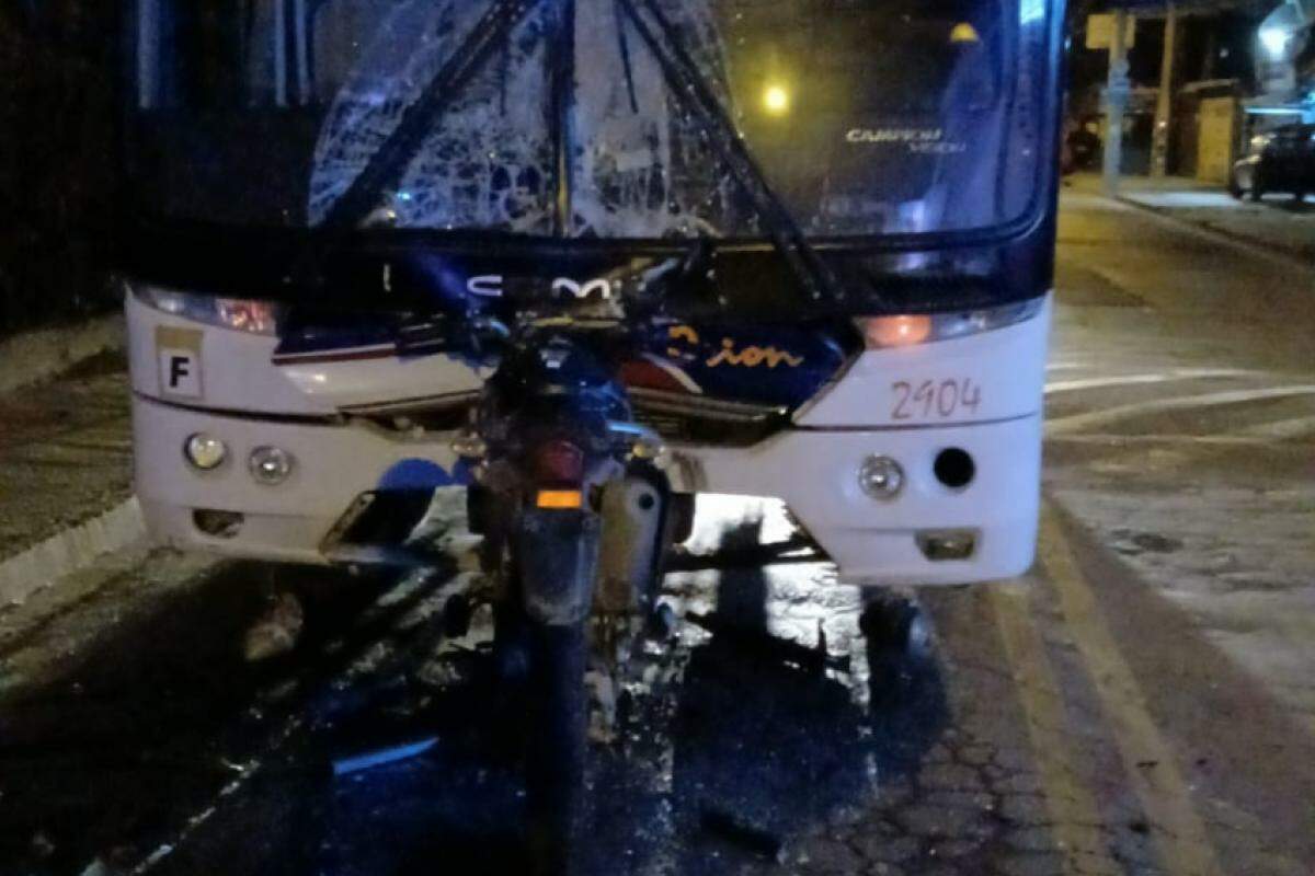 O motoboy foi projetado contra o vidro do ônibus e morreu no local