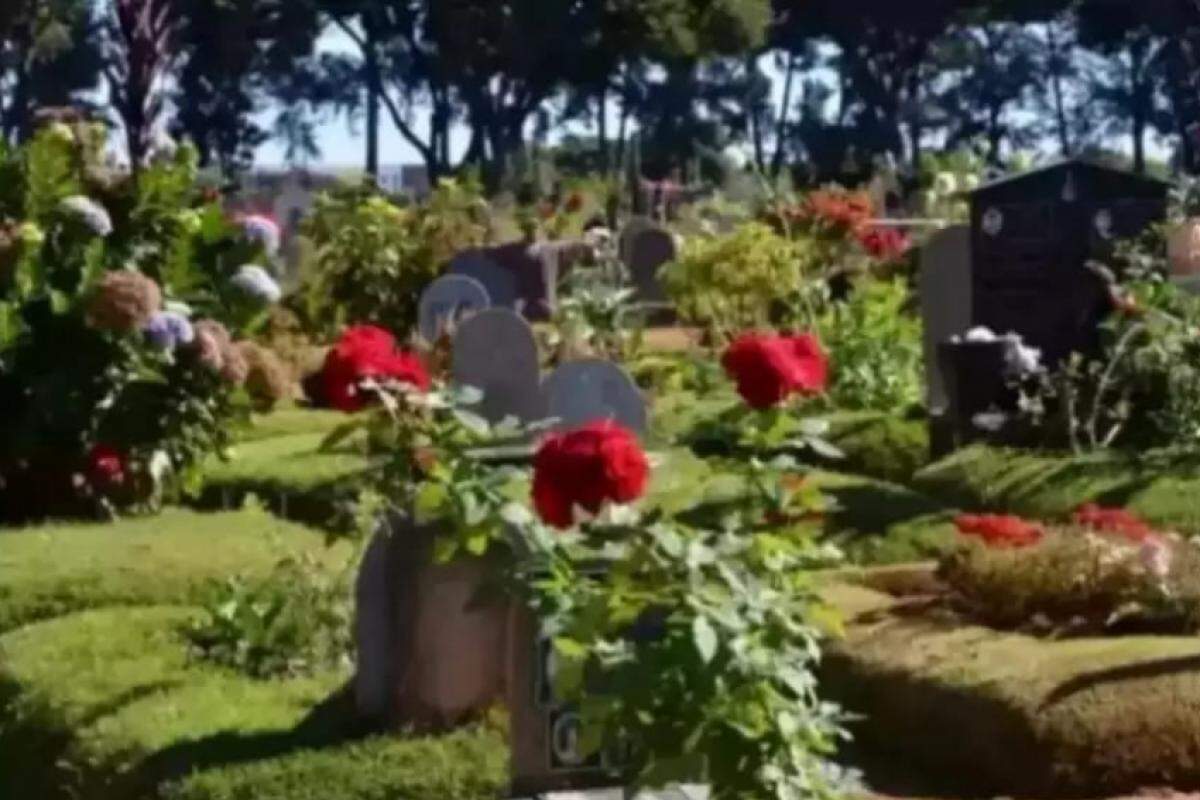 Lápides e flores no cemitério Santo Agostinho, em Franca
