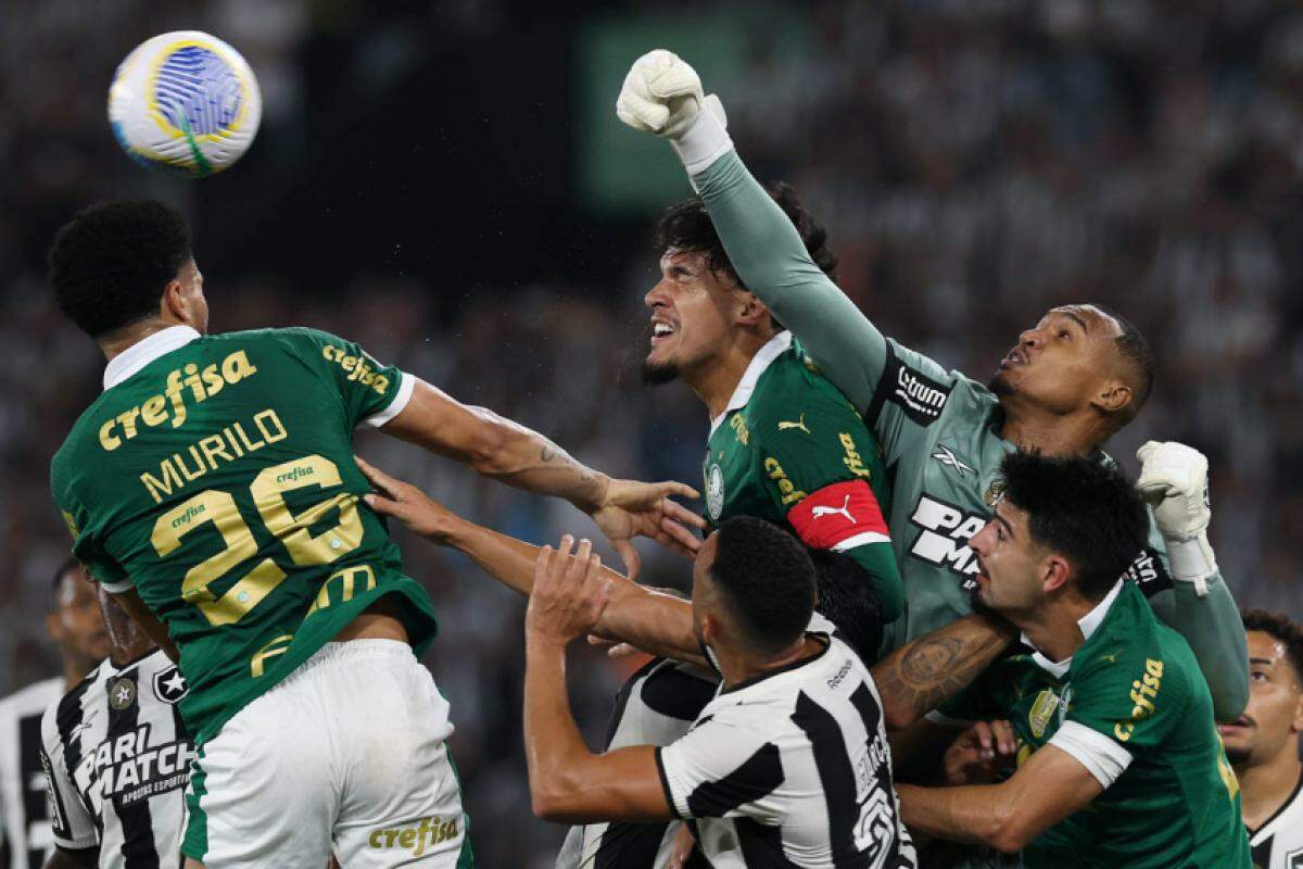 Disputa bola durante partida válida pela 17ª rodada da série A do Campeonato Brasileiro no Estádio Nilton Santos