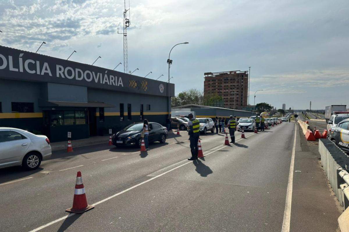 Abordagem foi feita na altura do quilômetro 338 mais 400 metros da rodovia Marechal Rondon (SP-300), em frente à base operacional da Polícia Militar Rodoviária