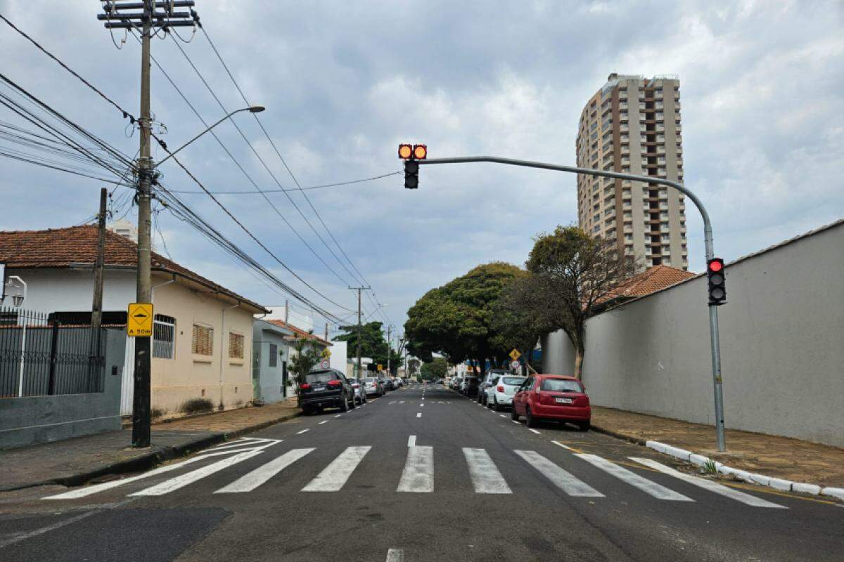 Céu visto da rua José Marques Garcia, no bairro Cidade Nova, nesta segunda-feira