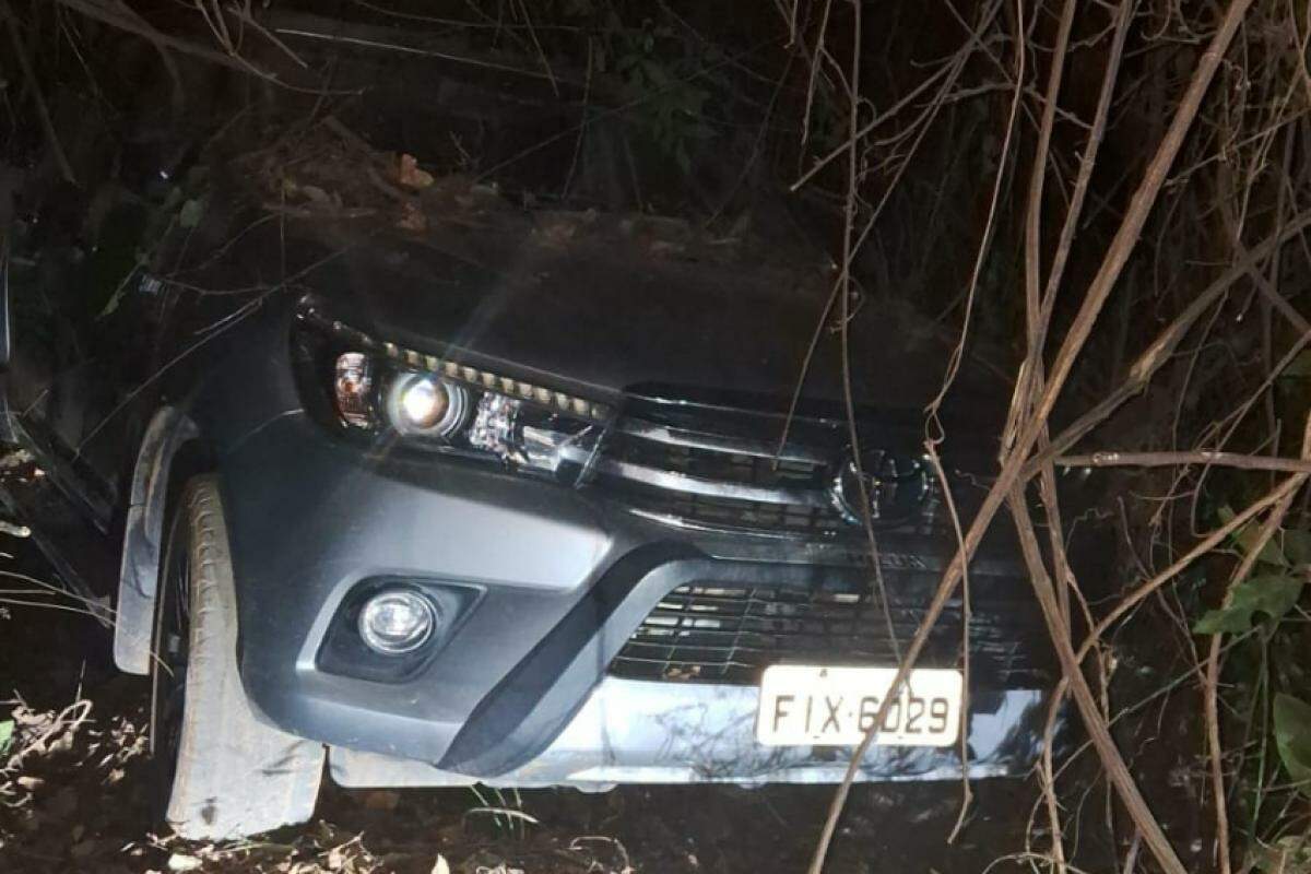 Caminhonete Hilux, localizada em meio à mata próximo à rodovia Nelson Nogueira