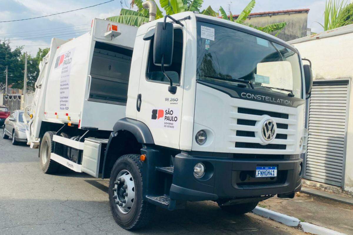 Novos caminhões compactadores para coleta de lixo no Vale