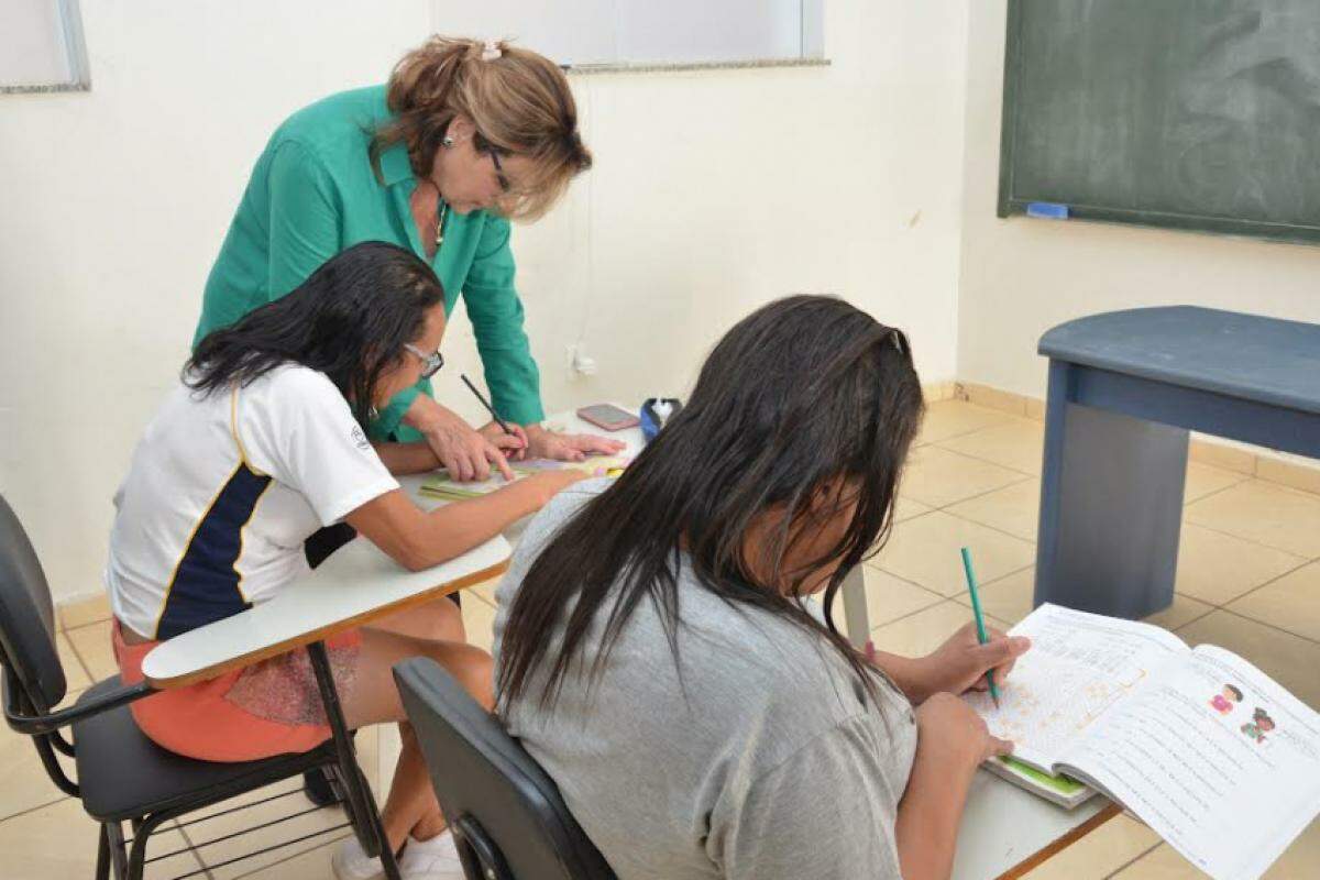 Professora ensina alunas do AJA