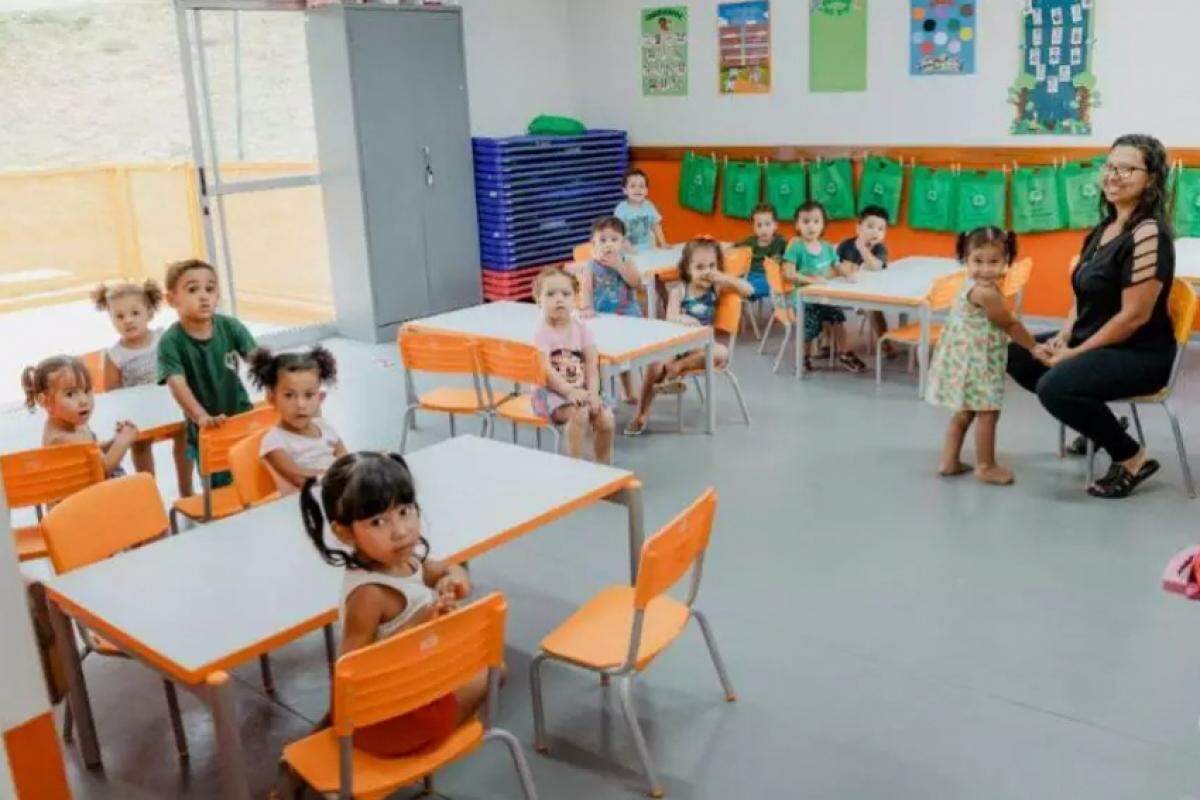 Crianças junto com educadora em creche de Franca