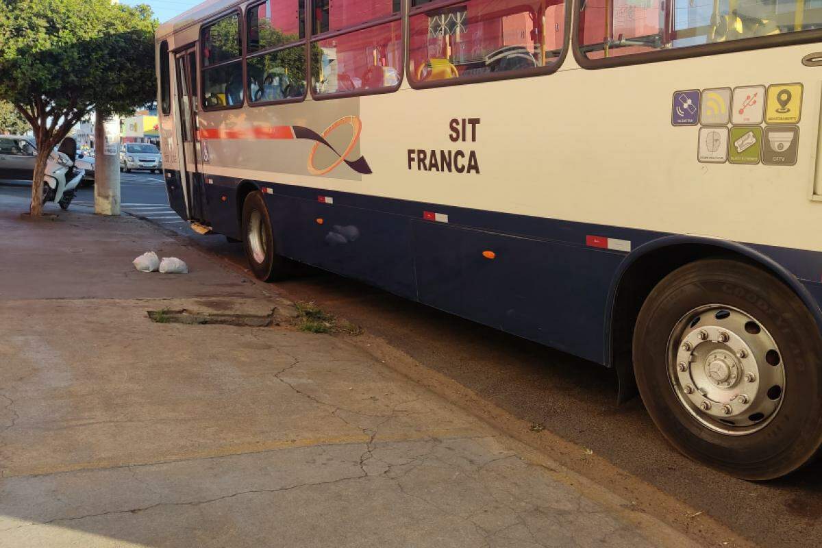 Ônibus da empresa São José e motocicleta Honda Biz que se envolveram no acidente na manhã desta segunda-feira, 29