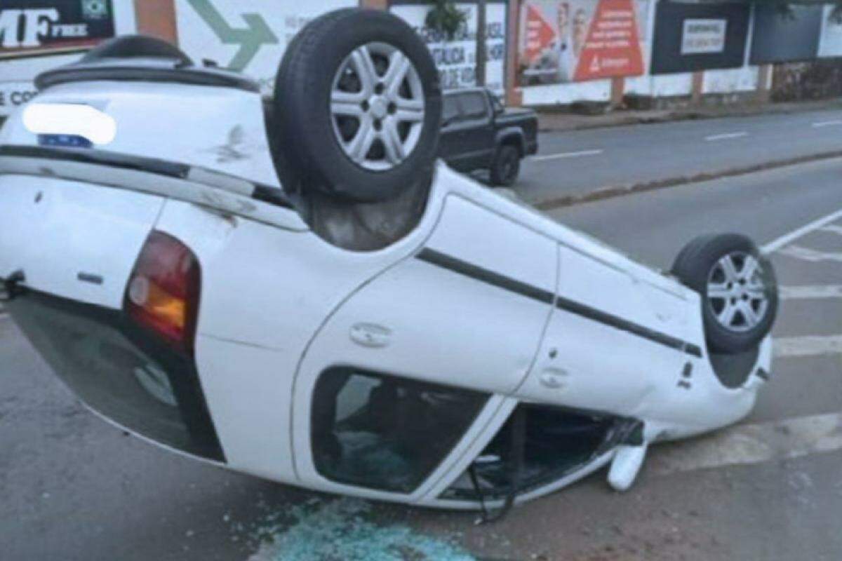 O carro capotou na curva entre o Cena e o Lar dos Velhinhos 