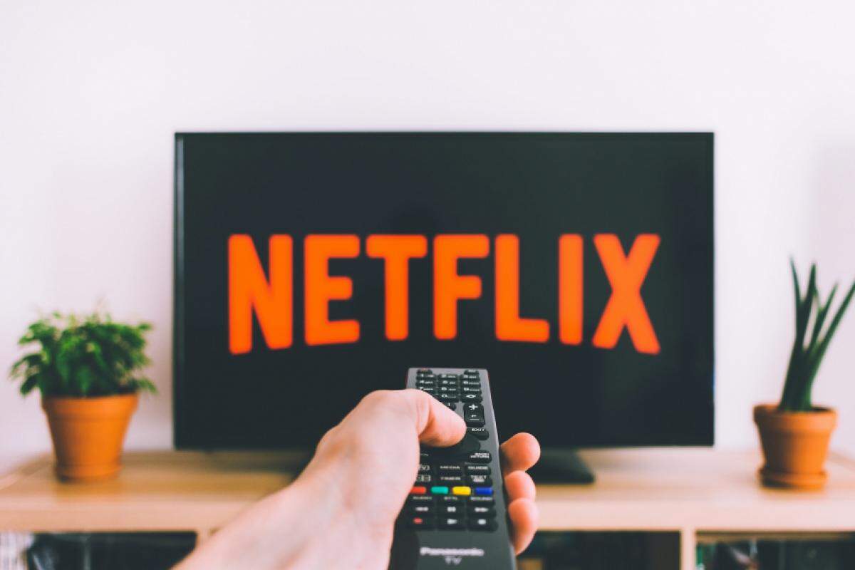Em 2023, assinantes da Netflix no Brasil foram surpreendidos pela decisão da empresa de limitar o acesso à conta a uma única residência. 